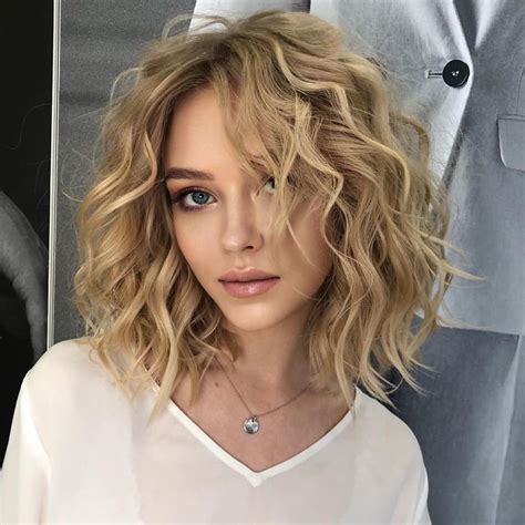 Blonde Beach Waves Gorgeous Wavy Bob Hairstyles with an Extra Touch of Femininity