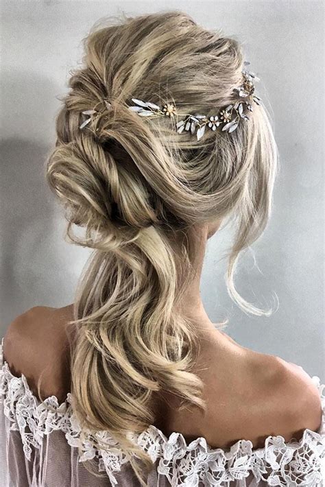 Elegant Bridal Updo Hairstyles with Timeless Appeal to Wear in 2024