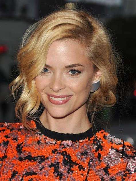 Elegant Side Sweep Gorgeous Wavy Bob Hairstyles with an Extra Touch of Femininity