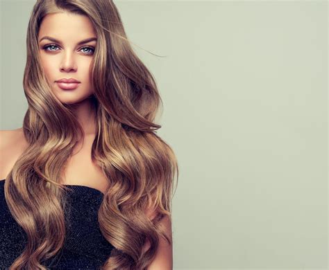 Elegant Wavy Locks Hot Looks for Ultimate Honey Brown Hair Inspiration